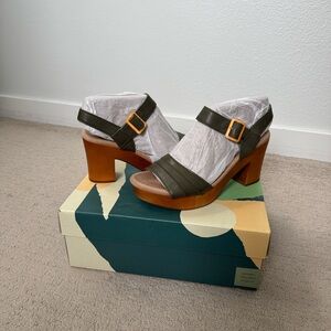 Earth platform green leather heels